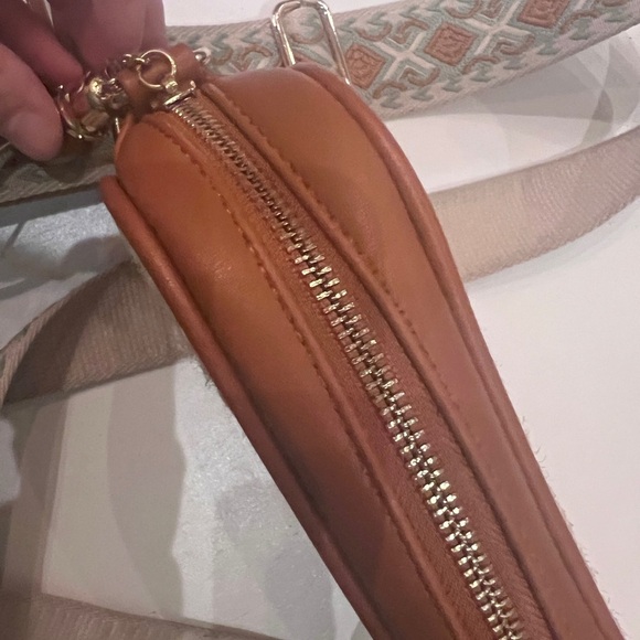 Ahdorned straw vegan leather small crossbody bag - Picture 9 of 10